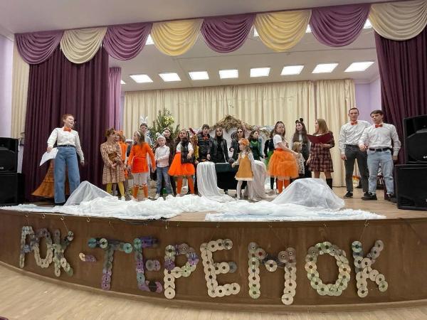 Волонтеры Ростовского колледжа искусств приняли участие в спектакле для детей с особенностями развития