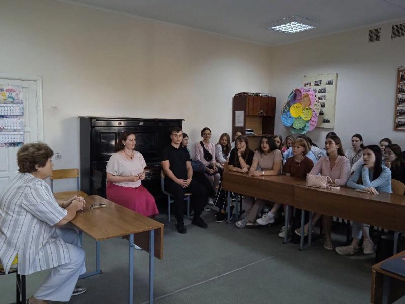 Торжественная линейка и "Разговоры о важном", посвященные избирательной системе России, прошли в Ростовском колледже искусств