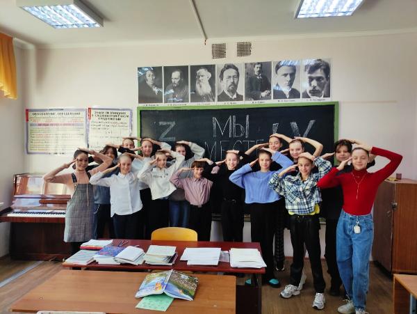 24 марта на уроке литературы для учащихся  балетного отделения был проведен час патриотизма "Мы вместе!" 