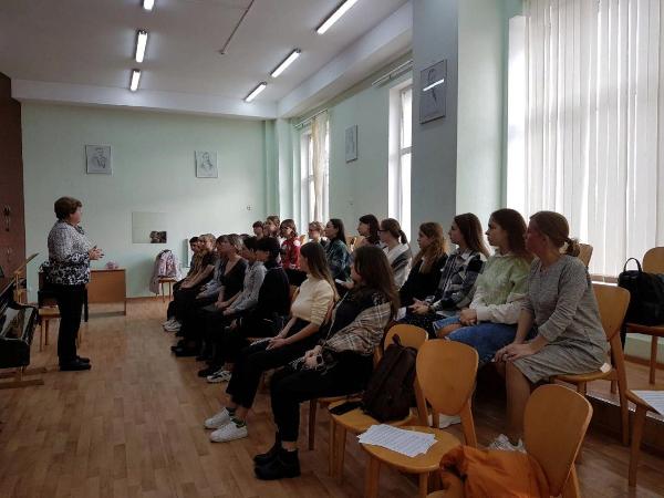 Торжественная линейка и "Разговоры о важном", посвященные взаимоотношению в коллективе, прошли в Ростовском колледже искусств