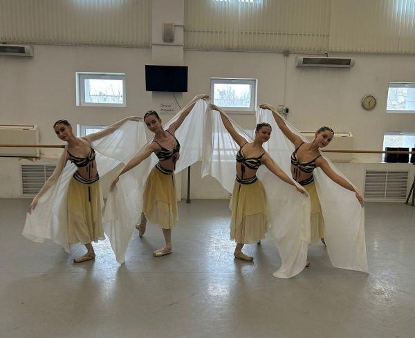 "Розовый вальс" и "Восточный танец" в исполнении учащихся и студентов отделения «Искусство балета»