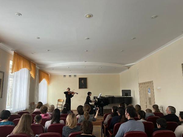 Смотр-фестиваль исполнителей на струнно-смычковых инструментах прошел в Ростовском колледже искусств