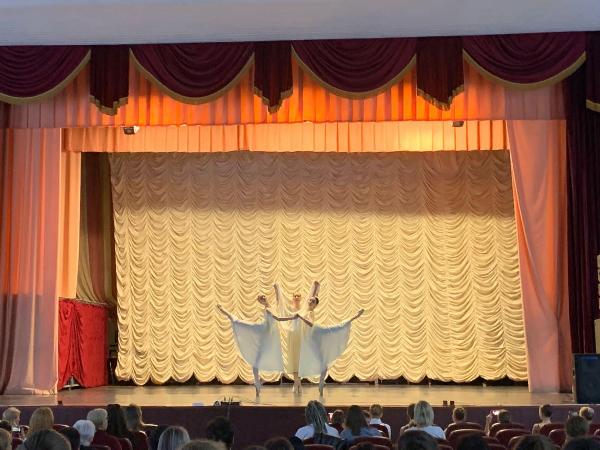 Отделение "Искусство балета" Ростовского колледжа искусств поздравило педагогов с Днем учителя