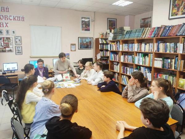 Учащиеся Ростовского колледжа искусств посетили творческую встречу с писателем