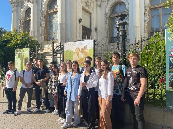 Студенты посетили экспозицию в Ростовском областном музее изобразительных искусств