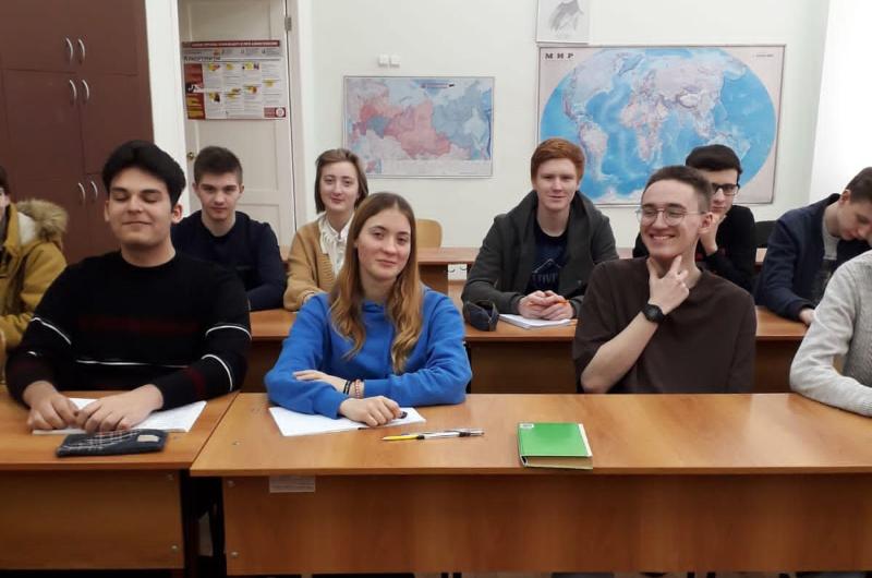 Преподаватель Вера Зайончковская  провела Диспут "Мы единый народ?" со студентами 2 курса