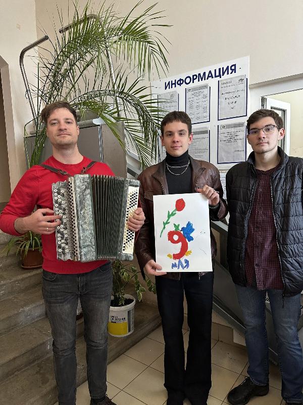 Волонтеры Ростовского колледжа искусств посетили с концертом ветеранов Великой Отечественной войны
