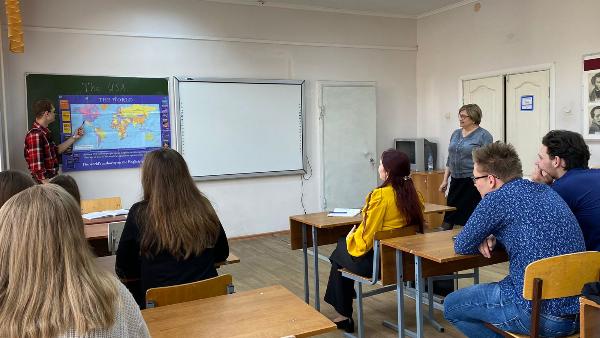 Ирина Ткаченко провела со студентами колледжа урок-дискуссию на тему "США в современном мире"