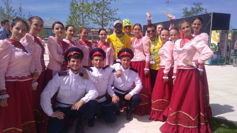 Ансамбль "Живая вода" встречает в аэропорту "Платов" делегации болельщиков ЧМ-2018