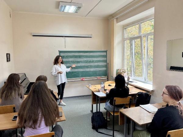 Торжественная линейка и "Разговоры о важном", посвященные анонсированию Большой учительской недели, прошли в Ростовском колледже искусств